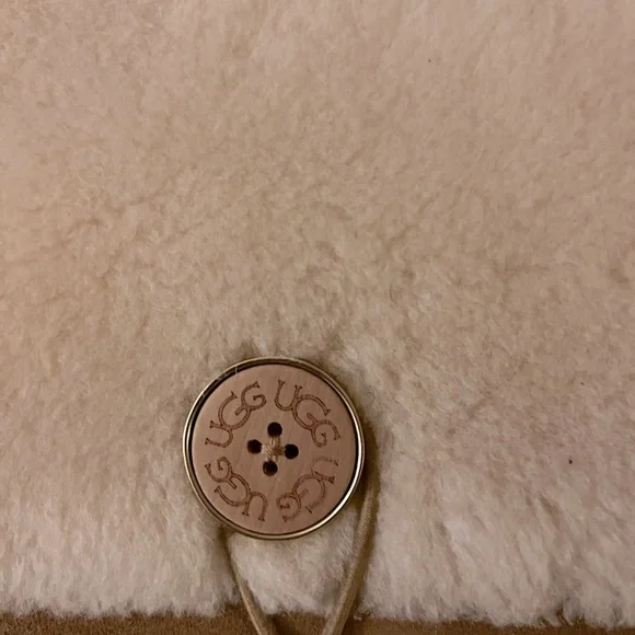 ❤️SOLD❤️UGG Shearing / Suede Crossbody Bag - Picture 5 of 9